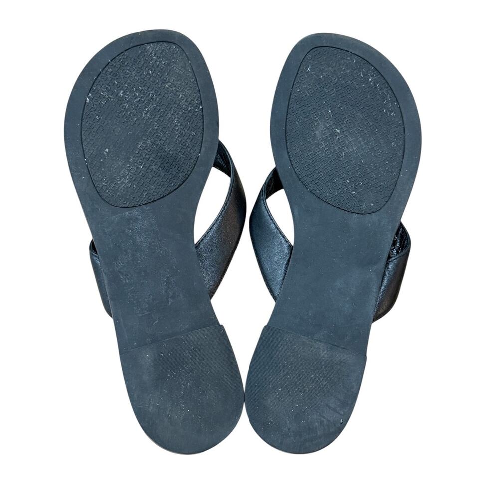 Tory Burch Monroe Leather Thong Sandals Women's Size 7 Black Gold Logo - Picture 2 of 5